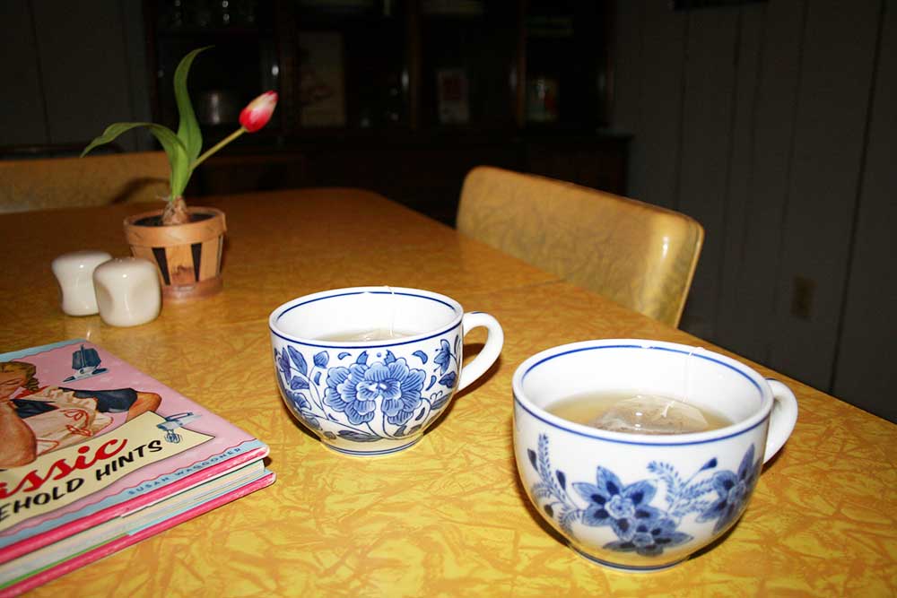 Retro mugs lined up in the barn house kitchen